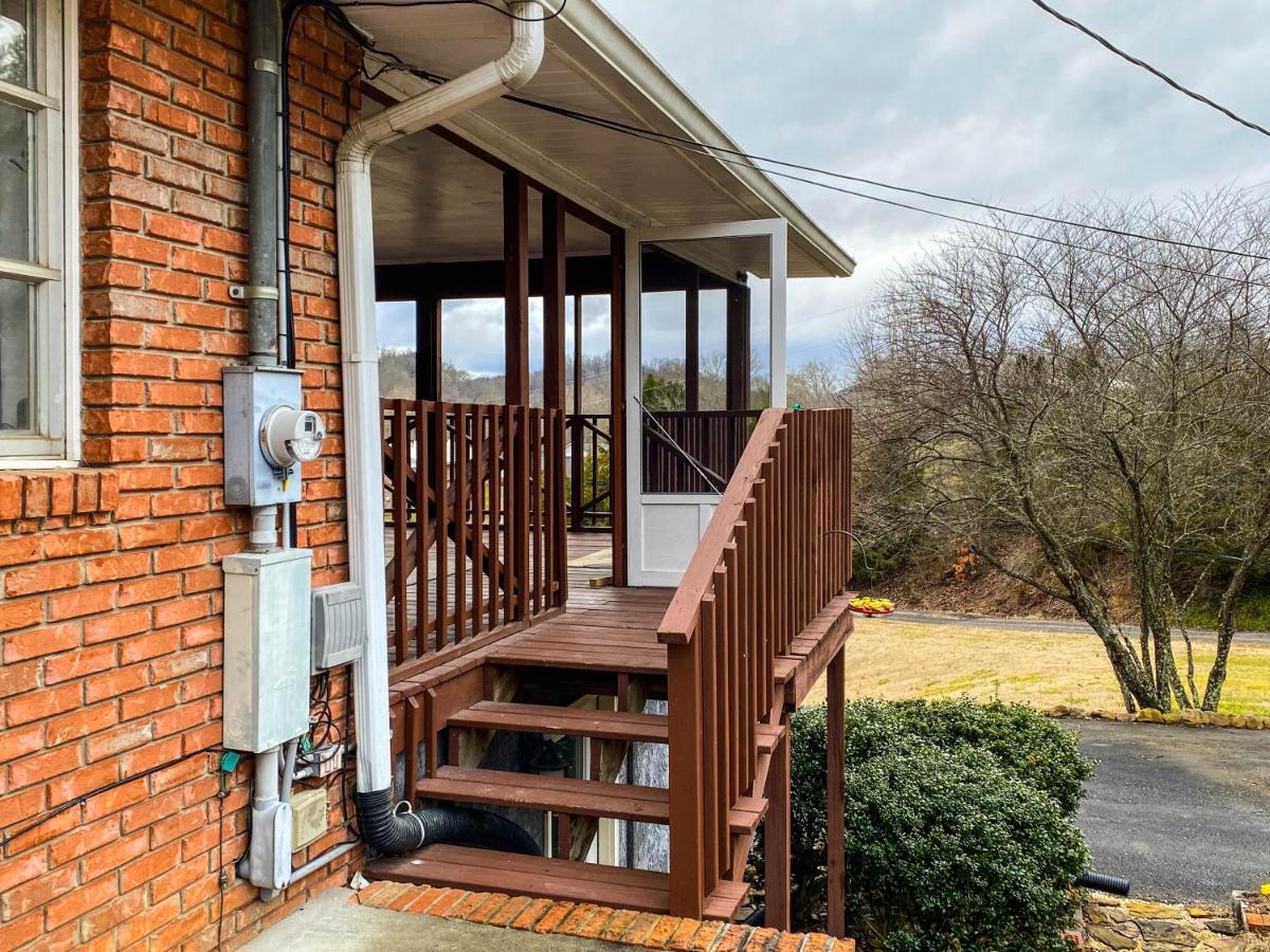 Mid-Century Vintage Brick Ranch Upstairs Guesthouse Sevierville Exterior photo