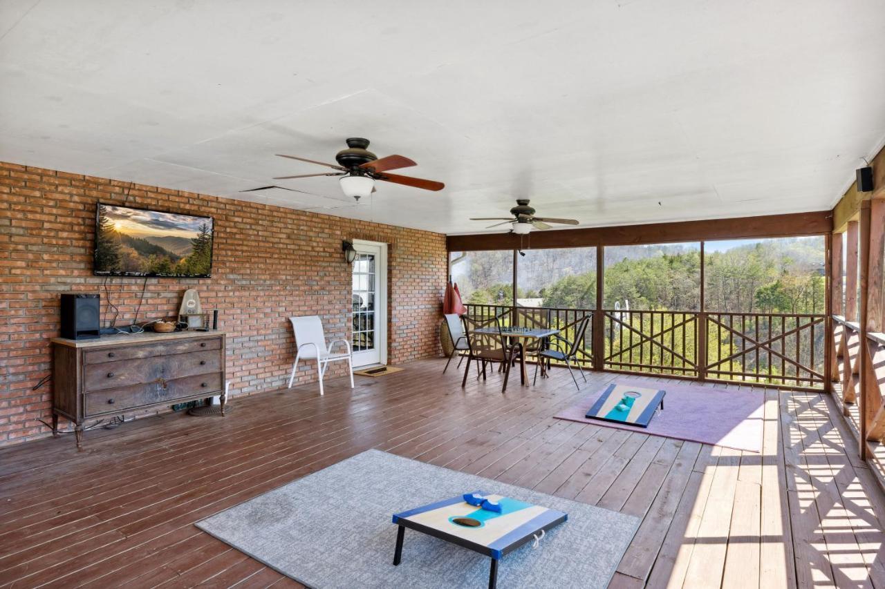 Mid-Century Vintage Brick Ranch Upstairs Guesthouse Sevierville Exterior photo